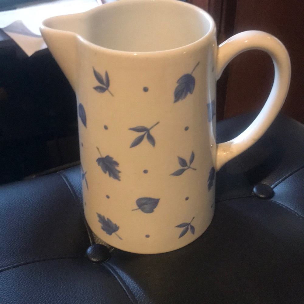 Retroneu claudine 7 5/8” pitcher vintage